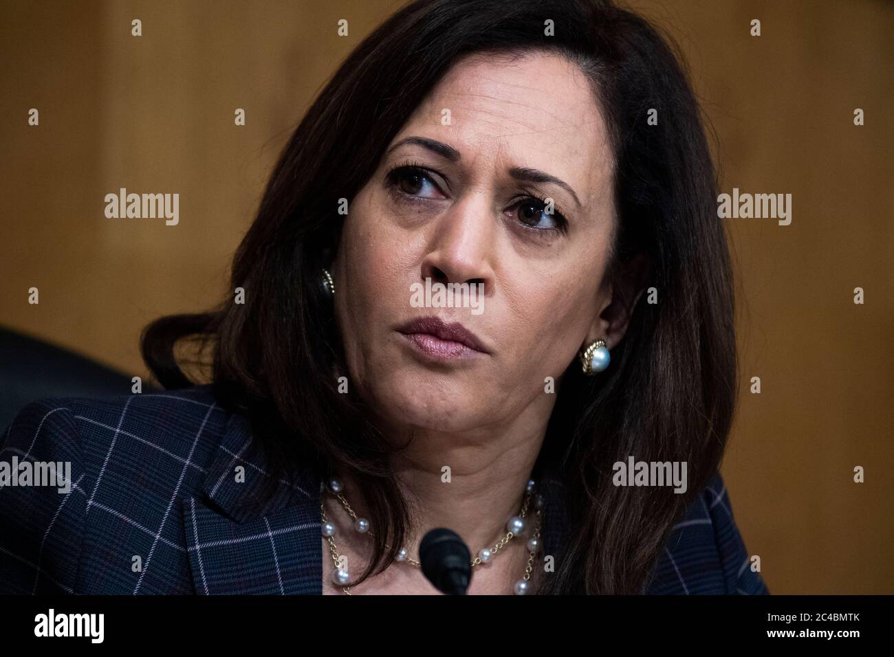 Washington, Vereinigte Staaten Von Amerika. Juni 2020. Senator Kamala Harris (Demokrat von Kalifornien) nimmt an der Anhörung des Ausschusses für innere Sicherheit und Regierungsangelegenheiten des US-Senats mit dem Titel "CBP-Aufsicht: Untersuchung der sich entwickelnden Herausforderungen, vor denen die Agentur steht" im Gebäude des Senatsbüros Dirksen am Donnerstag, 25. Juni 2020 Teil.Quelle: Tom Williams/Pool via CNP Quelle: dpa/Alamy Live News Stockfoto