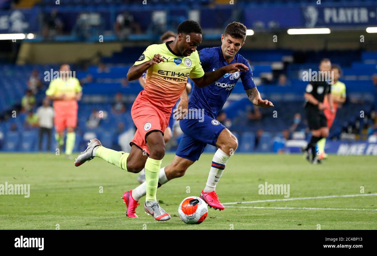 Der Manchester City-Gewinner Raheem Sterling (links) und Chelsea-Gewinner Christian Pulisic (rechts) kämpfen während des Premier League-Spiels in Stamford Bridge, London, um den Ball. Stockfoto