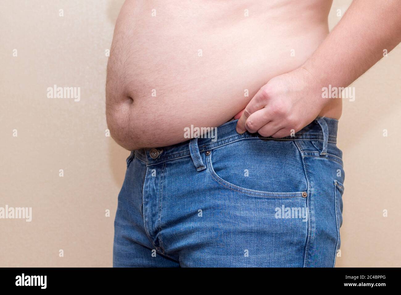 Mann trägt blaue Jeans, dicken Bauch Nahaufnahme, das Problem von  Übergewicht Stockfotografie - Alamy