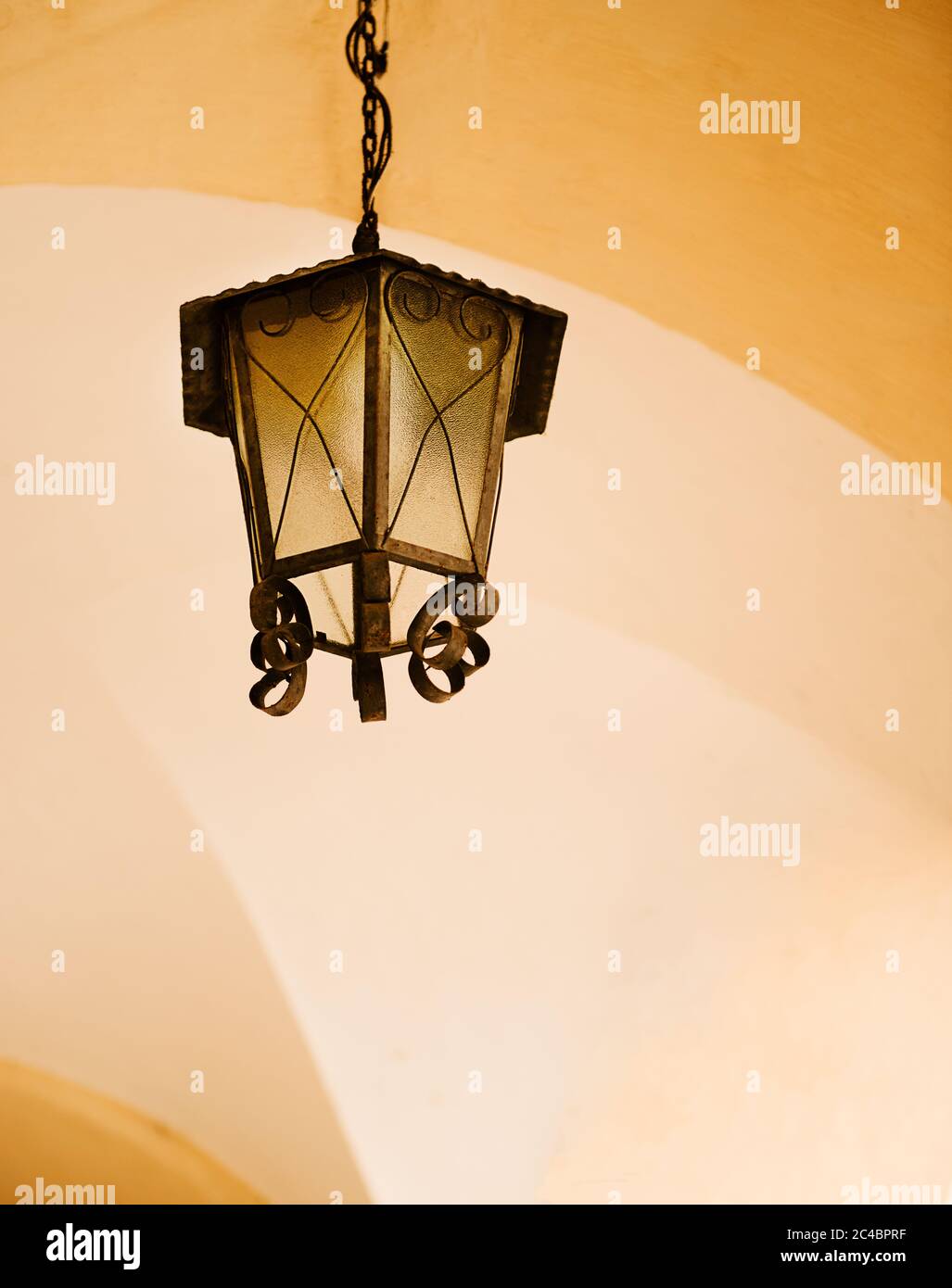 Antike Laterne in der berühmten Kirche unseres Herrn von Bonfm, Salvador, Brasilien, Südamerika Stockfoto