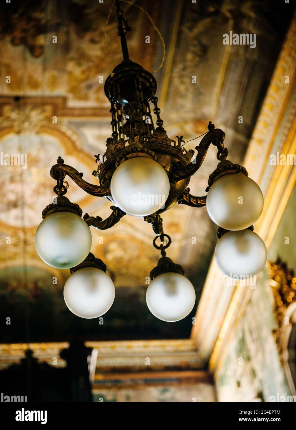 Antiker Kronleuchter in der berühmten Kirche unseres Herrn von Bonfm, Salvador, Brasilien, Südamerika Stockfoto