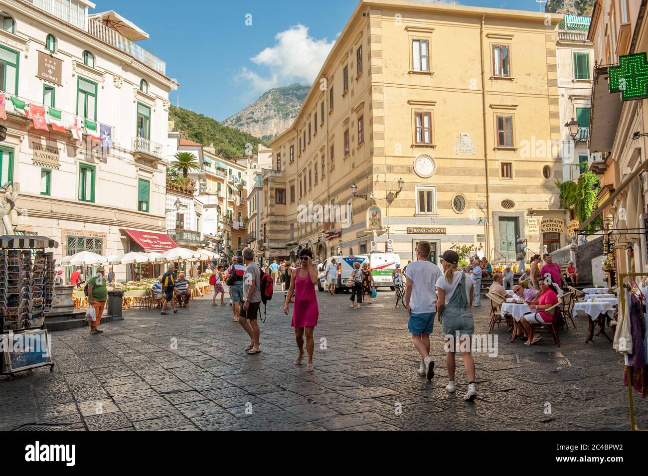 Urbane Szene aus dem stimmungsvollen Amalfi. Amalfi und die malerische Amalfiküste sind ein wichtiges Reiseziel in Italien. Stockfoto