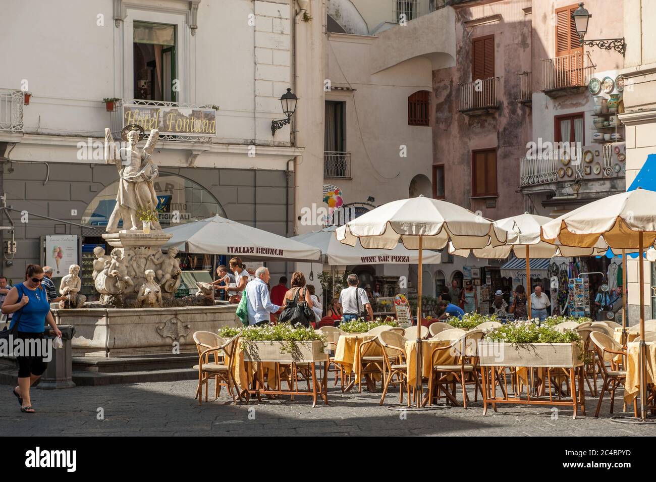 Urbane Szene aus dem stimmungsvollen Amalfi. Amalfi und die malerische Amalfiküste sind ein wichtiges Reiseziel in Italien. Stockfoto