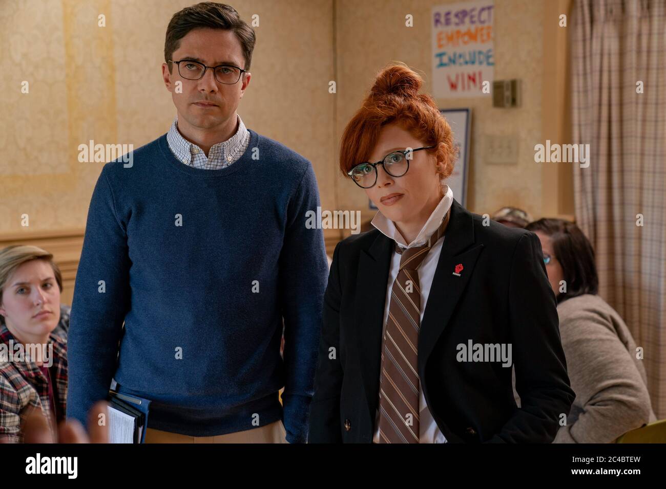 VERÖFFENTLICHUNG: 26. Juni 2020 TITEL: Irresistable STUDIO: Focus Features REGIE: Jon Stewart PLOT: A Democratic Stratege helps a pensionierte Veteran run for Mayor in a small, konservative Midwest town. HAUPTROLLE: TOPHER GRACE als Kurt, NATASHA LYONNE als Tina. (Bild: © Fokus Features/Entertainment Pictures) Stockfoto