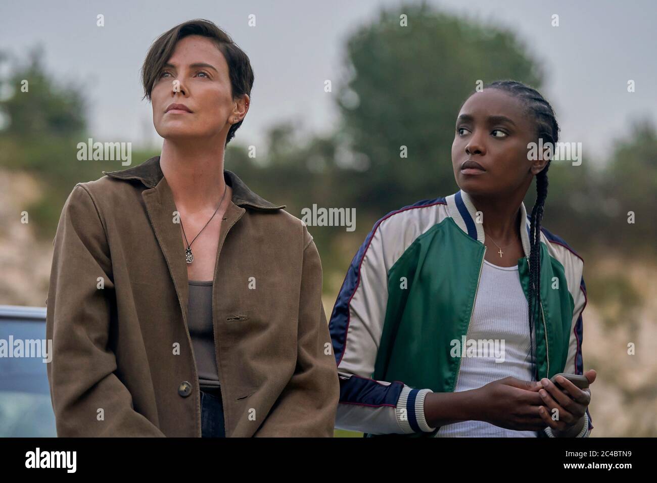 VERÖFFENTLICHUNG: 10. Juli 2020 TITEL: The Old Guard STUDIO: Netflix REGIE: Gina Prince-Bythewood PLOT: Ein verdecktes Team unsterblicher Söldner wird plötzlich aufgedeckt und muss nun darum kämpfen, ihre Identität geheim zu halten, genauso wie ein unerwartetes neues Mitglied entdeckt wird. HAUPTROLLE: CHARLIZE THERON als Andy, KIKI LAYNE als Nile Freeman. (Bild: © Netflix/Entertainment Pictures) Stockfoto