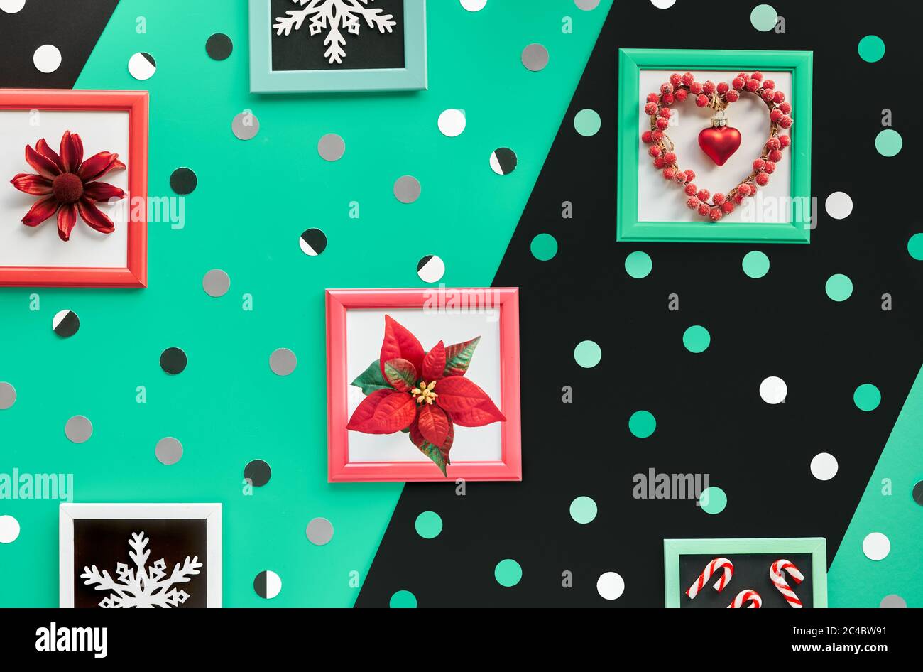 Abstrakt geometrische Weihnachten Hintergrund. Weihnachtsblumen, Beerenkerz und Schneeflocken in Rahmen. Diagonaler Hintergrund, überlappende Schichten grün und schwarz Stockfoto