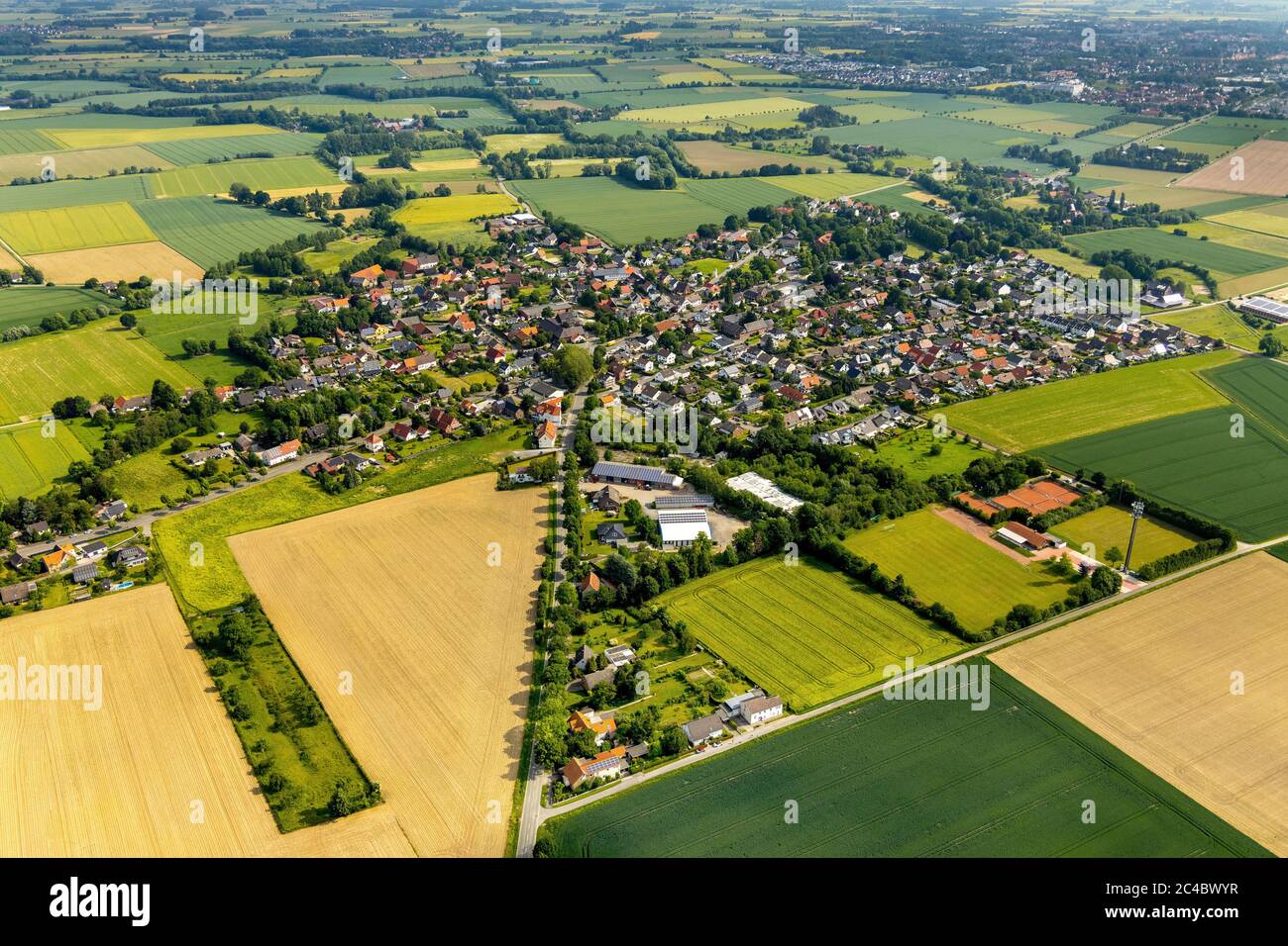 Dorf Ampen in Feldlandschaft, 07.06.2019, Luftaufnahme, Deutschland, Nordrhein-Westfalen, Soest Stockfoto