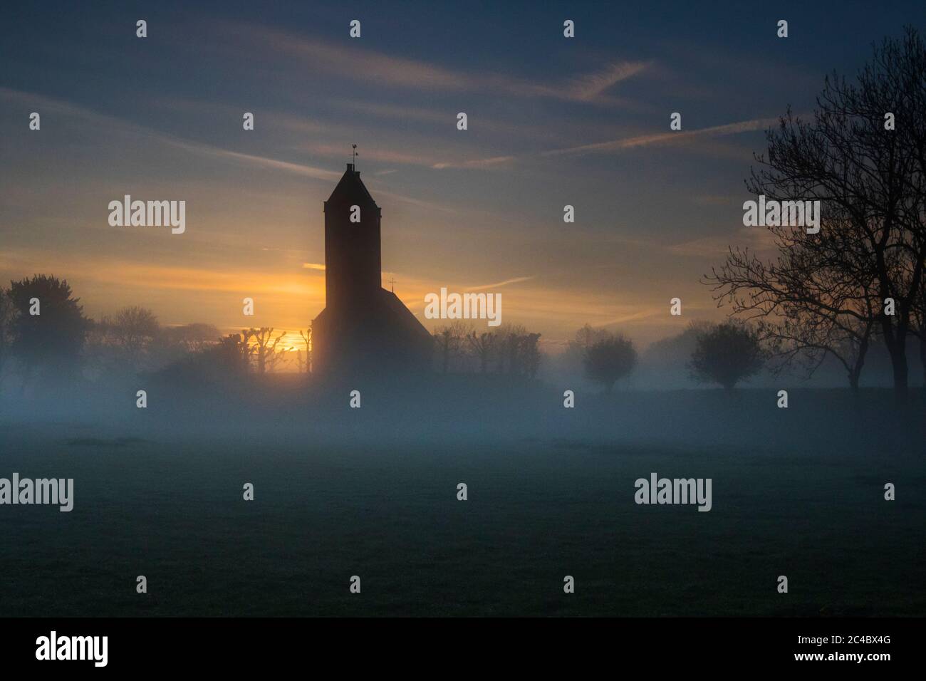 kirche von Swichum bei Sonnenaufgang, Niederlande, Frisia, Polder de Boer en Kalsbeek, Wirdum Stockfoto