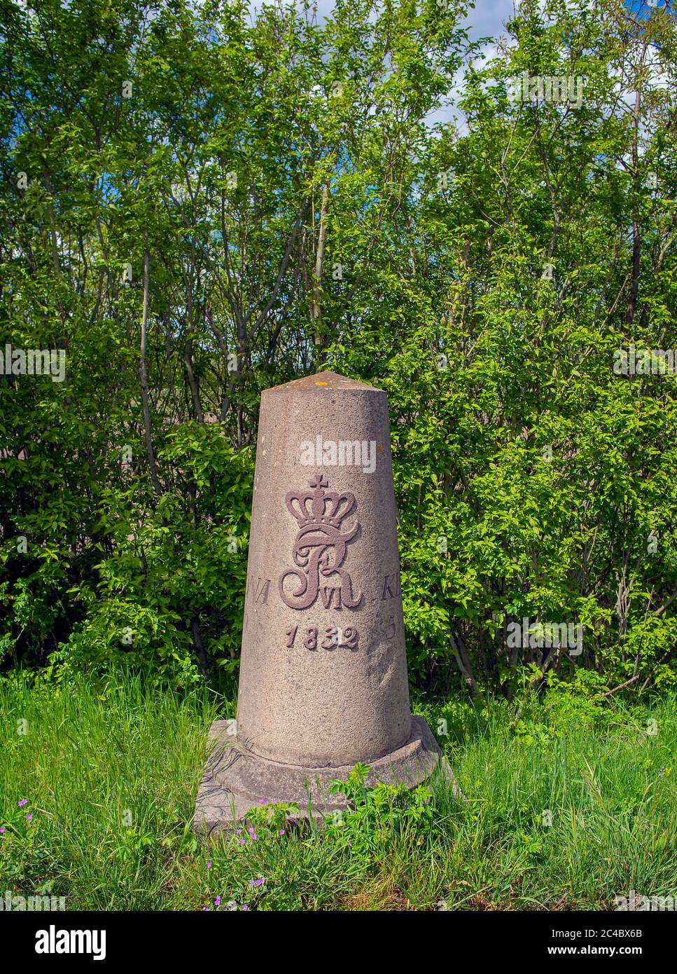 Wahrzeichen zwischen Altona und Kiel an der Landstraße mit dem königlichen dänischen Wappen von König Frederik VI., Deutschland, Schleswig-Holstein Stockfoto