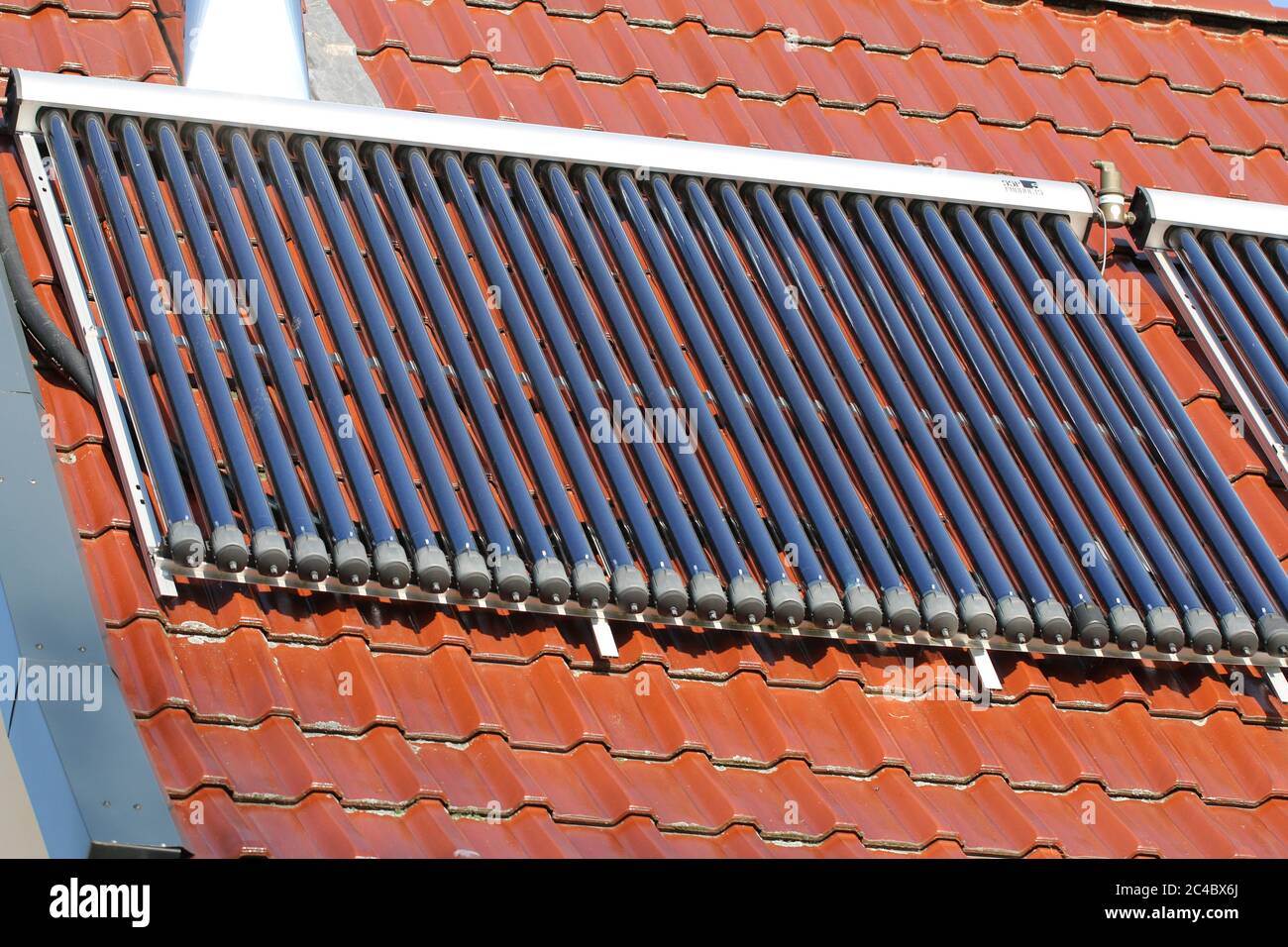 Heizung von Leitungswasser auf dem Dach durch Solarenergie, Deutschland Stockfoto