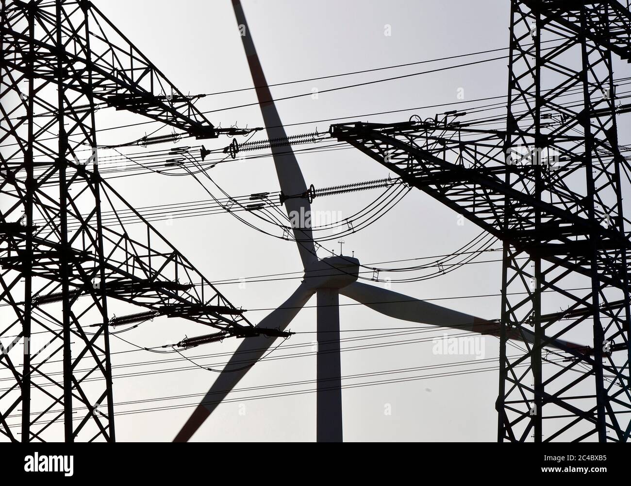 Strommasten und Windkraftanlagen, Deutschland, Nordrhein-Westfalen, Ruhrgebiet, Witten Stockfoto