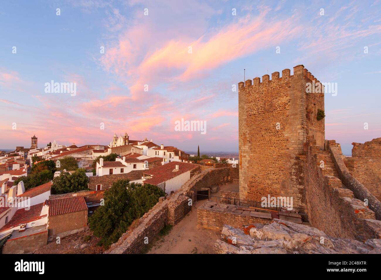 Monsaraz ist eine Touristenattraktion im Alentejo, Portugal. Schönes mittelalterliches Dorf. Von den Mauern seiner Burg aus können wir eine erstaunliche Pfanne betrachten Stockfoto