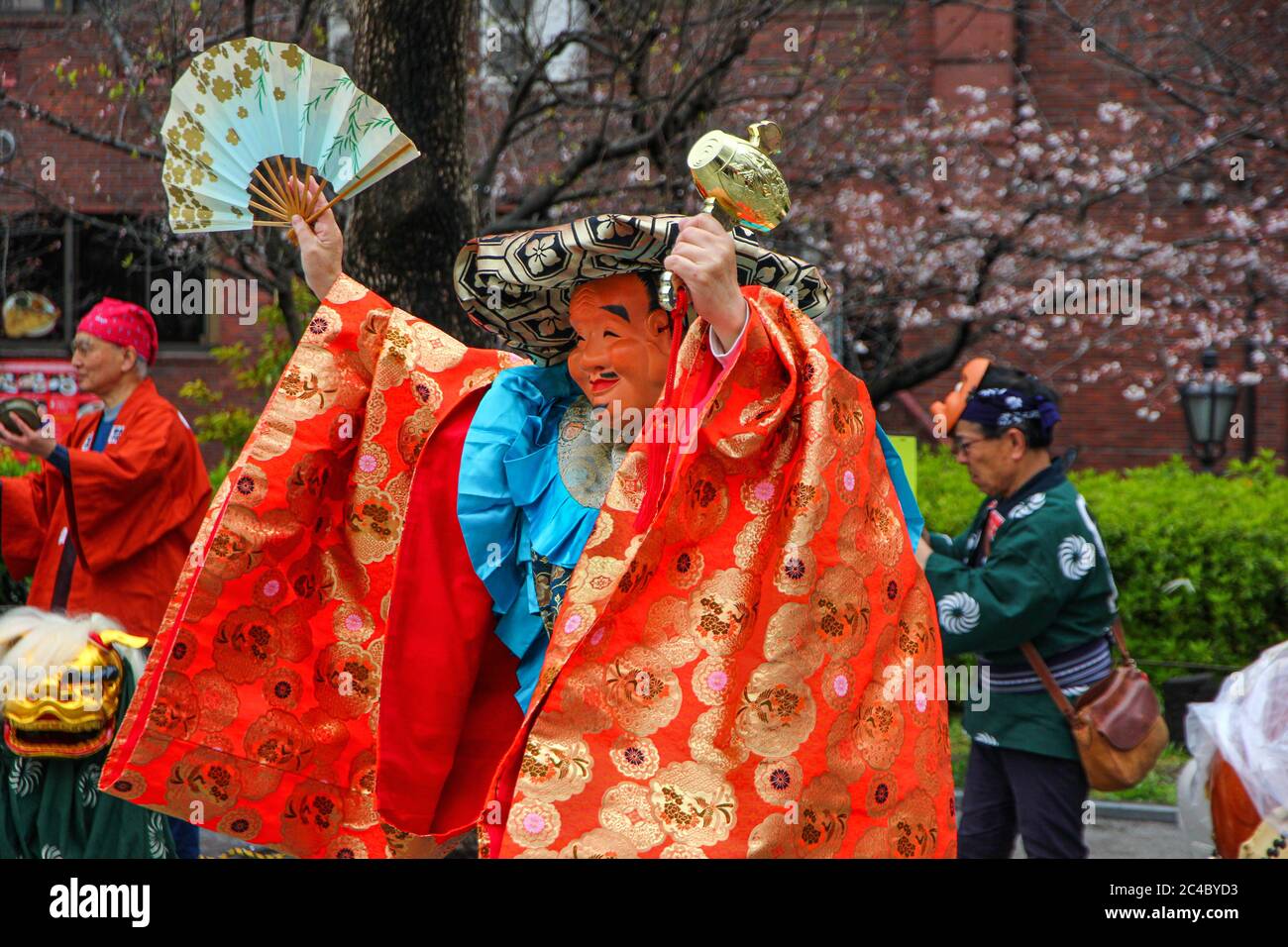 TOKIO, Japan – circa Juni 2020. Ein japanisches Straßenfest, bei dem ein maskierter Mann tanzt. Stockfoto