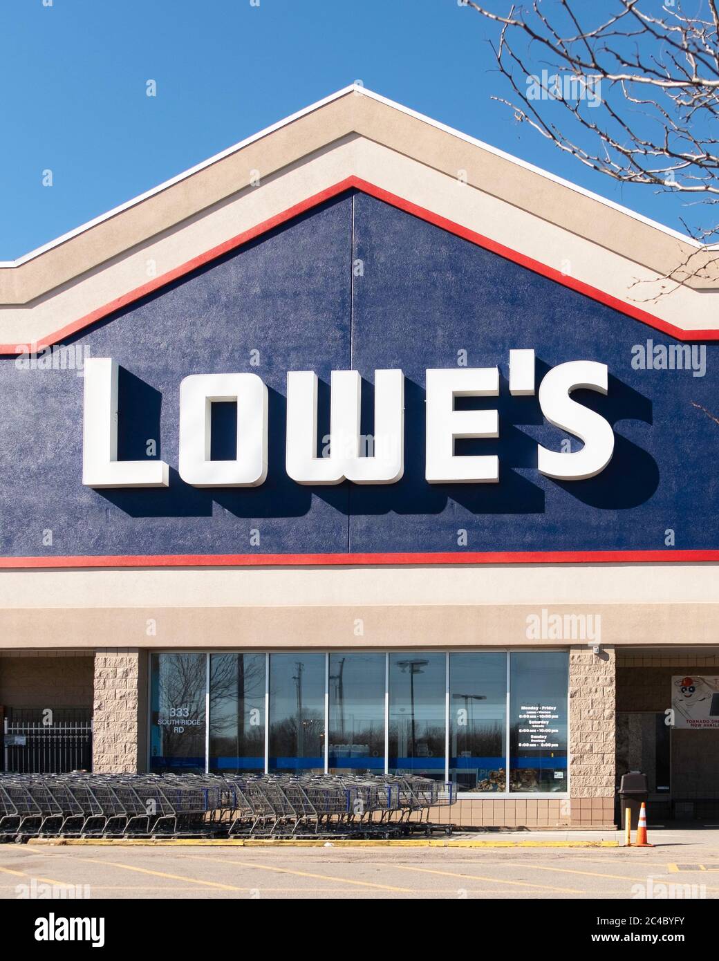 Vorderseite des Low's Home Improvement Stores mit einer langen Reihe von Einkaufswagen oder Trollys vor dem Hotel. Stockfoto