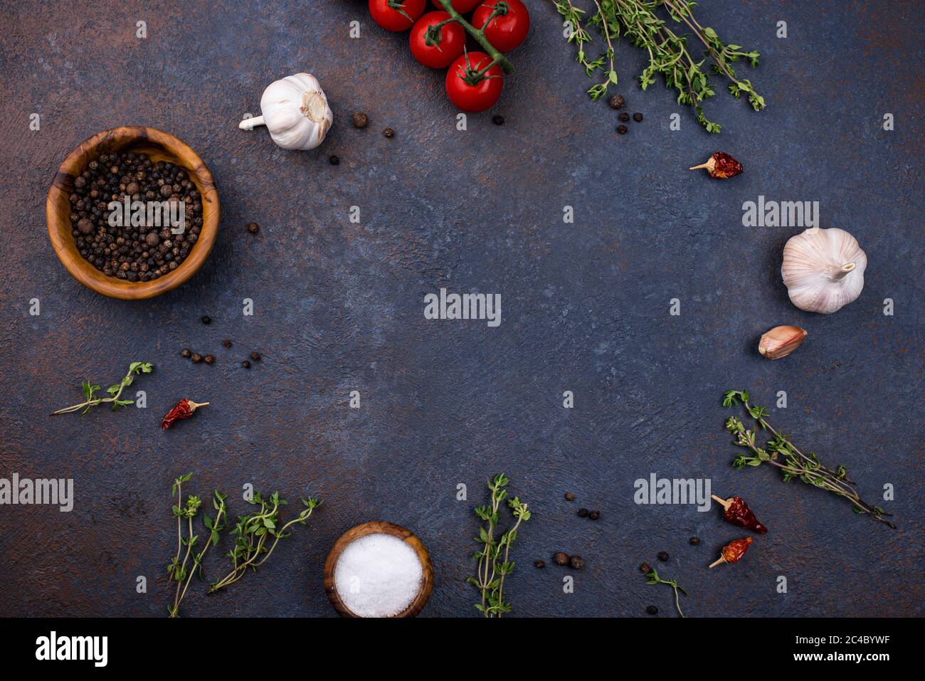 Tomaten, Thymian, Knoblauch und Gewürze Stockfoto