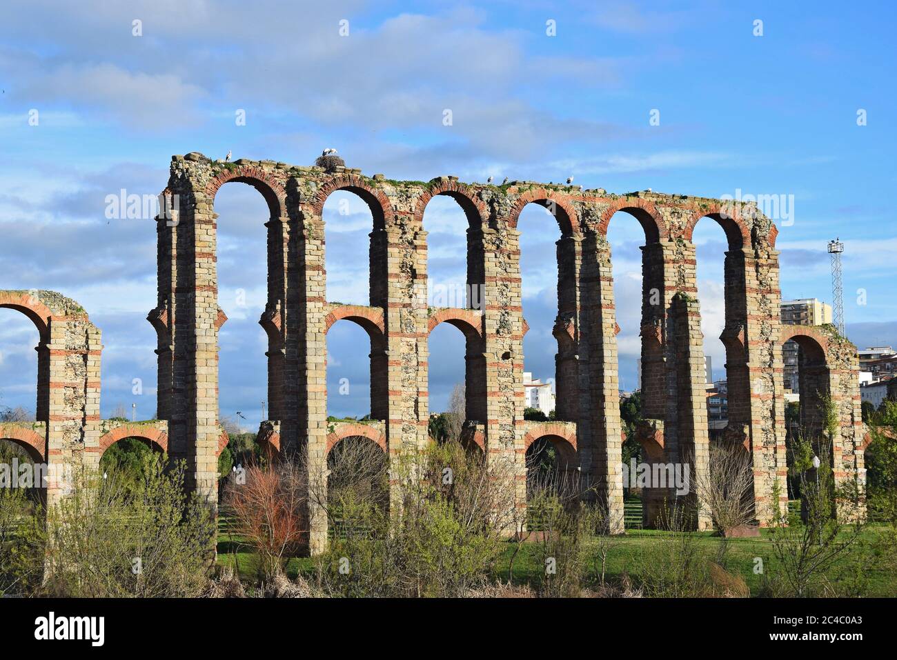 Altes Viadukt in einer Stadt in Spanien Stockfoto