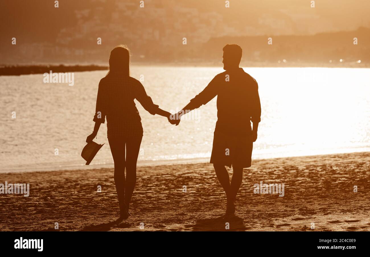 Junges Paar genießen Urlaub am tropischen Strand - romantische Liebhaber Silhouette mit Spaß zusammen in den Sommerferien Stockfoto