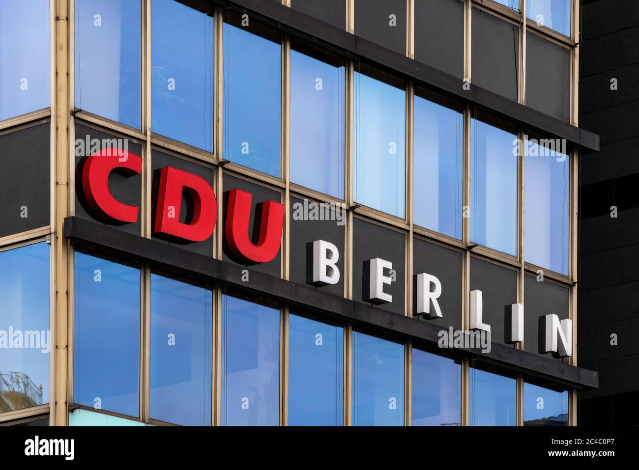 Berlin, Deutschland, 06/11/2020: CDU Berlin-Symbol auf Glasfassade. Die Christlich-Demokratische Union Deutschlands ist eine liberal-konservative politische Stockfoto