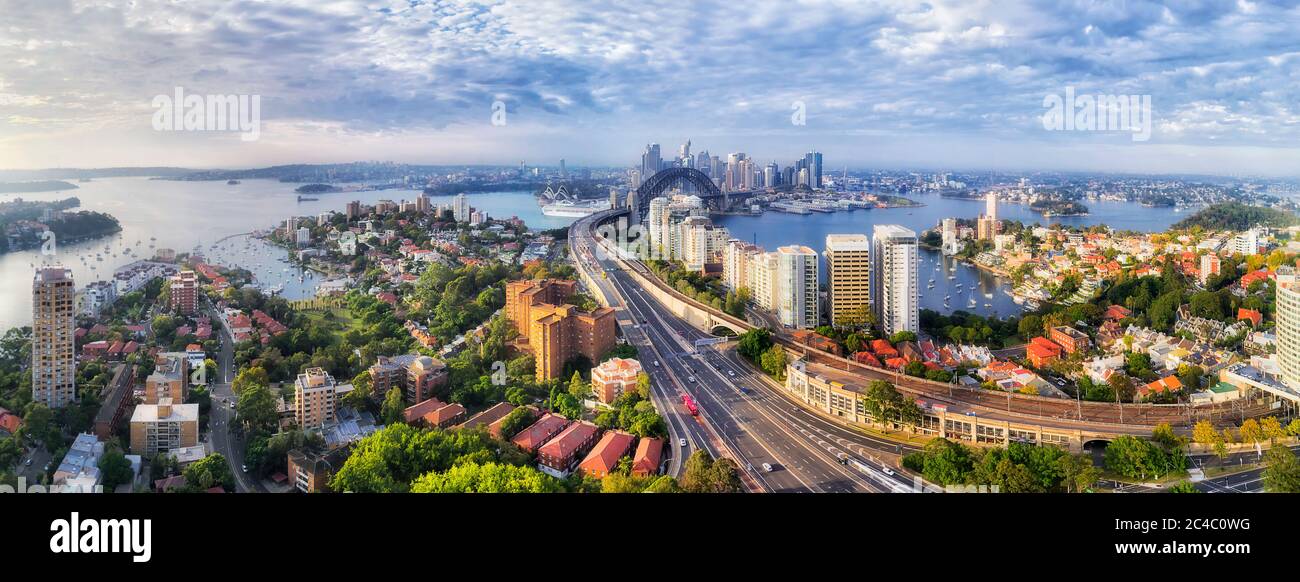 Luftpanorama in Sydney über der Nordküste mit Blick auf die wichtigsten Sehenswürdigkeiten der Stadt CBD um den Hafen von Sydney. Stockfoto