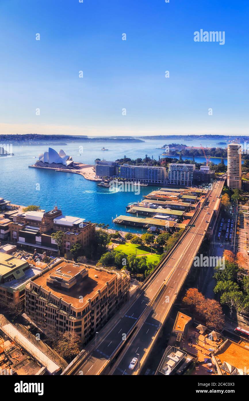 Sydney Hafen und wichtige Wahrzeichen der Stadt rund um Circular Quay und histsorischen Vorort The Rocks aus der Höhe des Hochhauses Turm. Stockfoto