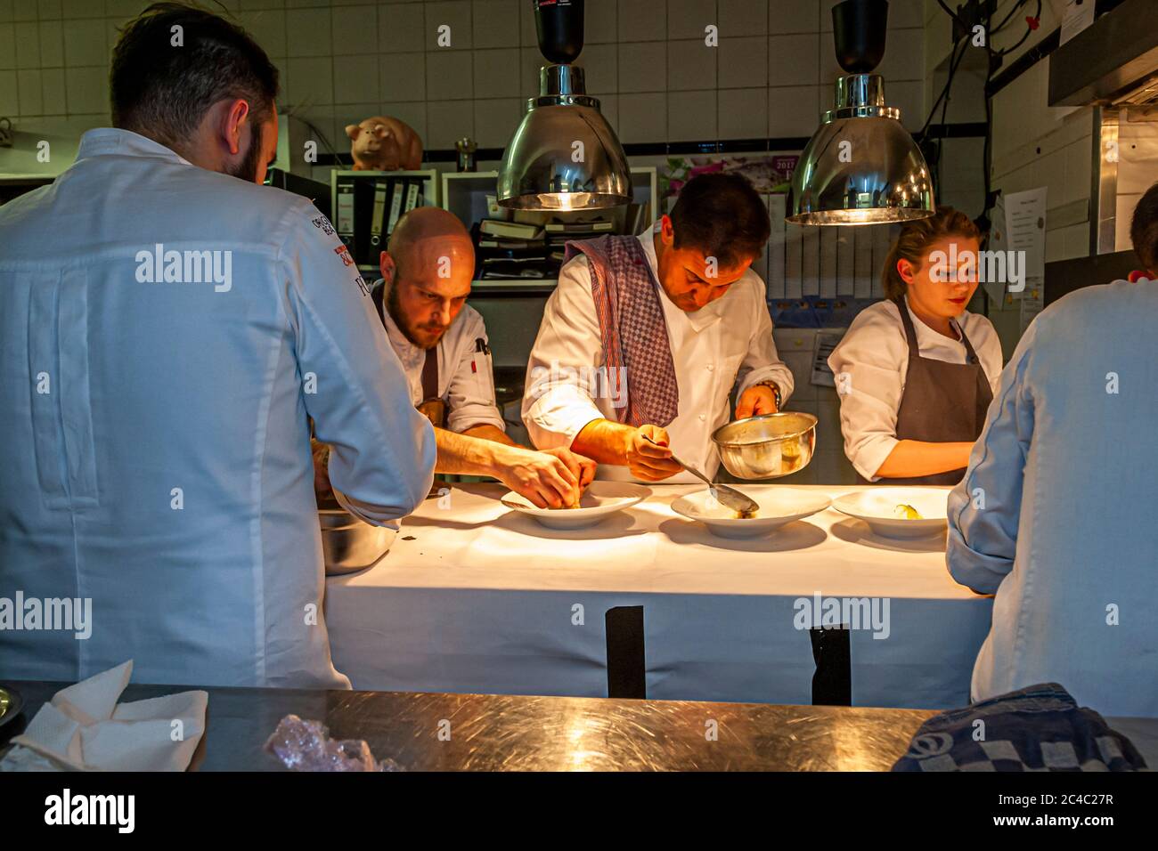 Der deutsche Michelin-Sternekoch Klaus Erfort arbeitet in Zusammenarbeit mit der Küchenbrigade beim Rheingau Gourmet Festival in Hattenheim, Eltville am Rhein, Deutschland Stockfoto