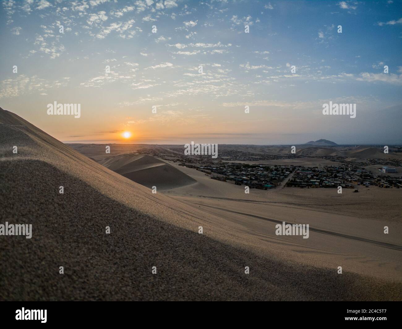 Sonnenschein in der Wüste, keine Menschen, Wolken und blauer Himmel Stockfoto