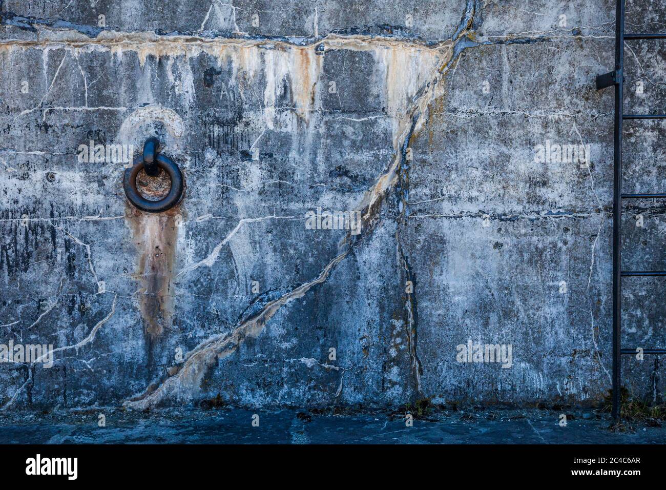 Ein Detail einer der sich verschlechternden Mauern in Fort Casey auf Whidbey Island, Washington, USA. Stockfoto