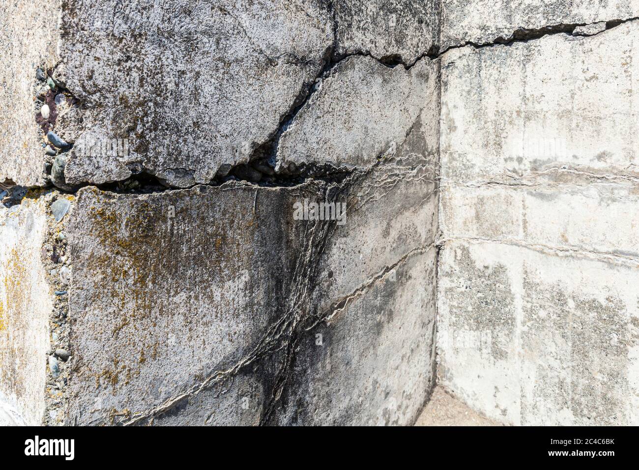 Ein Detail einer der sich verschlechternden Mauern in Fort Casey auf Whidbey Island, Washington, USA. Stockfoto