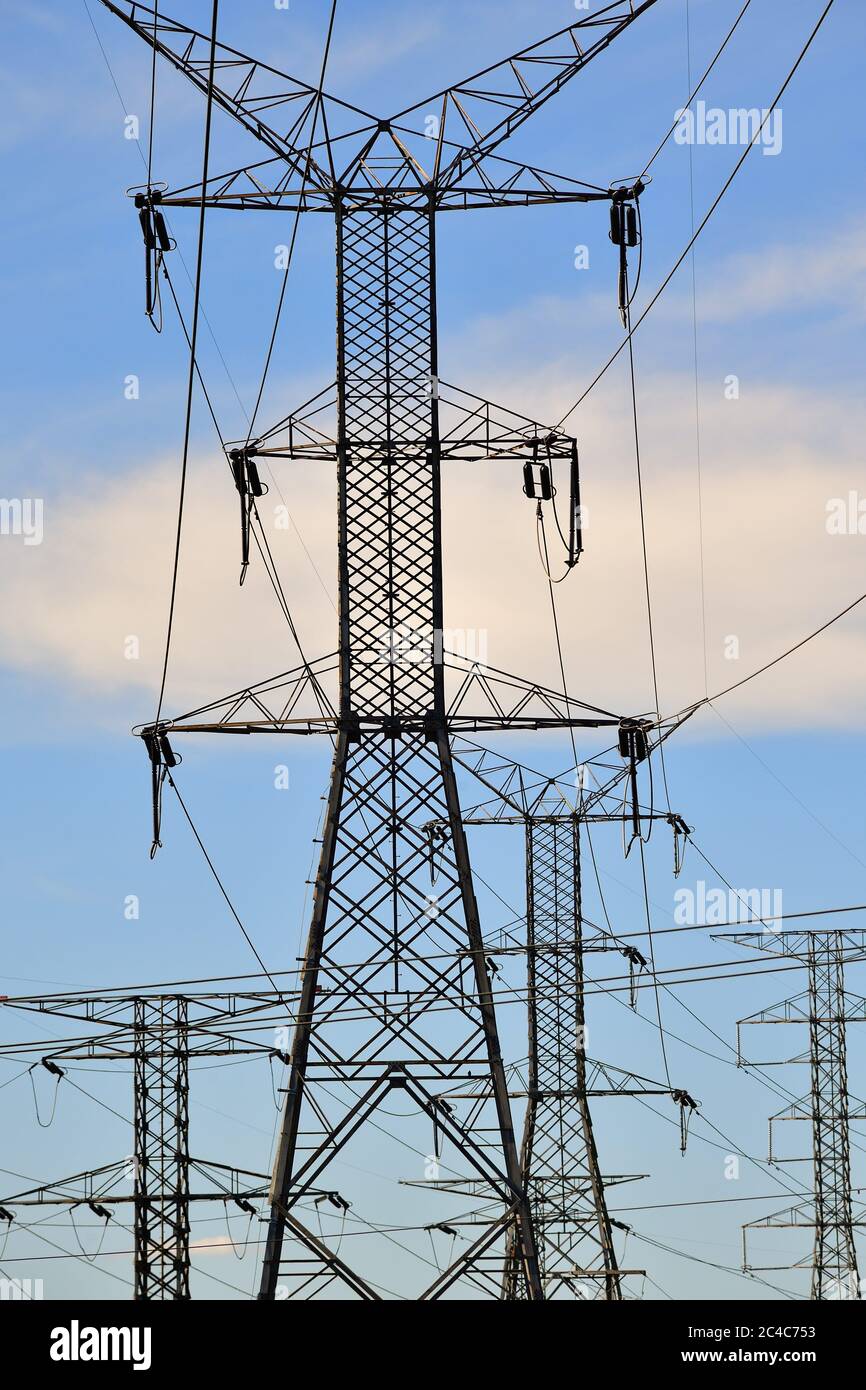 Elgin, Illinois, USA. Einer von mehreren Türmen, die ein Netz von elektrischen Versorgungsleitungen etwa 40 Meilen nordwestlich von Chicago bilden. Stockfoto