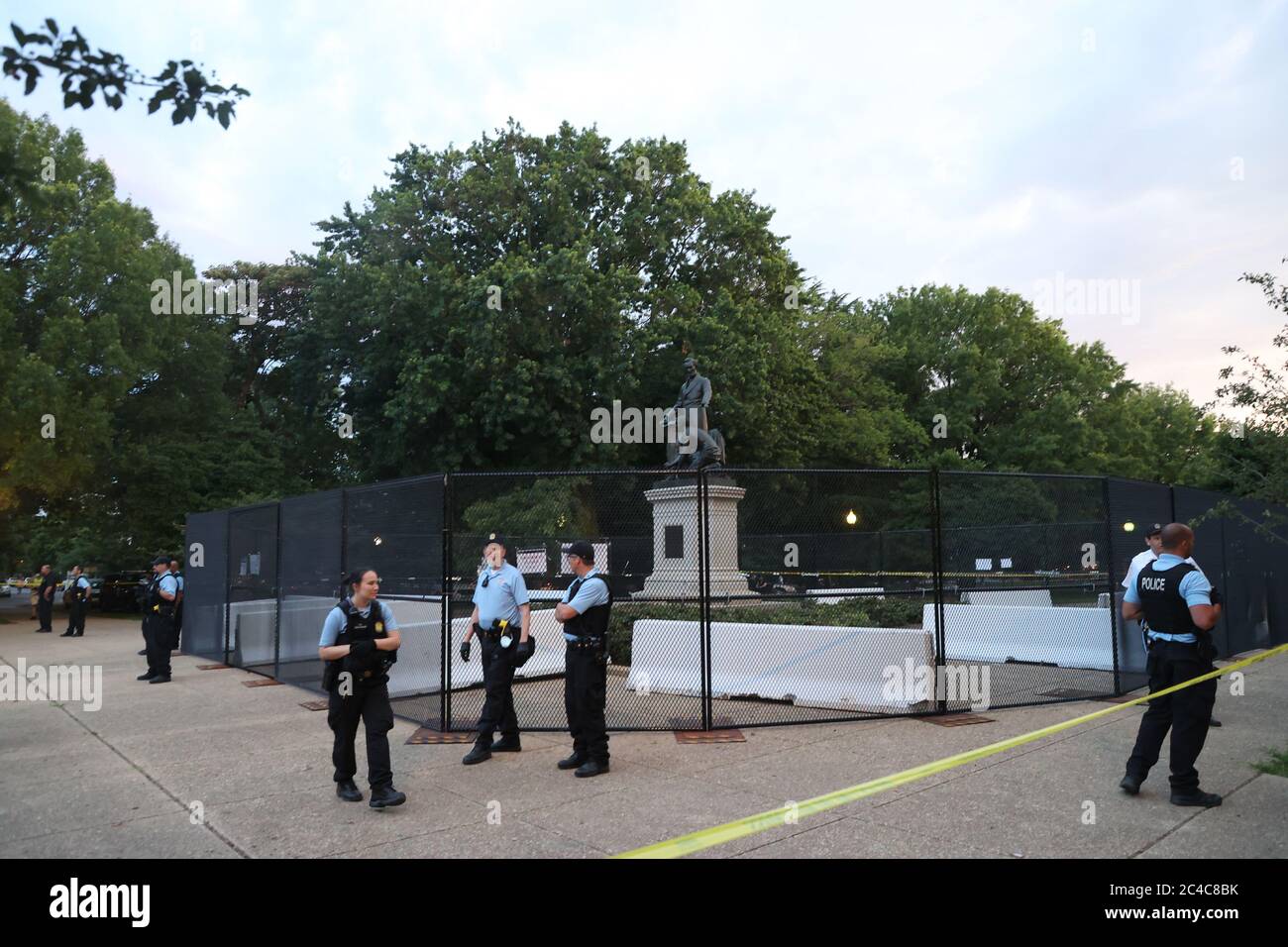 Washington, DC, USA. Juni 2020. Die Parkpolizei steht als Nationalparkdienst als Reaktion auf Drohungen, das Emancipation Memorial zu stürzen, zur Verfügung und bietet Sicherheit, um Schäden abzuwenden. Die Statue zeigt Abraham Lincoln, der über einem knienden schwarzen Sklaven steht. 25. Juni 2020 in Washington, DC Credit: Mpi34/Media Punch/Alamy Live News Stockfoto