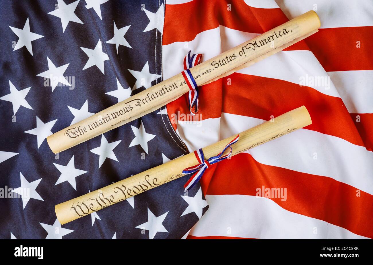 Wir, die Leute dokumentieren. Tag des vierten Juli. Declaration of Independence Pergament Rolle auf US-Flagge Hintergrund. Stockfoto