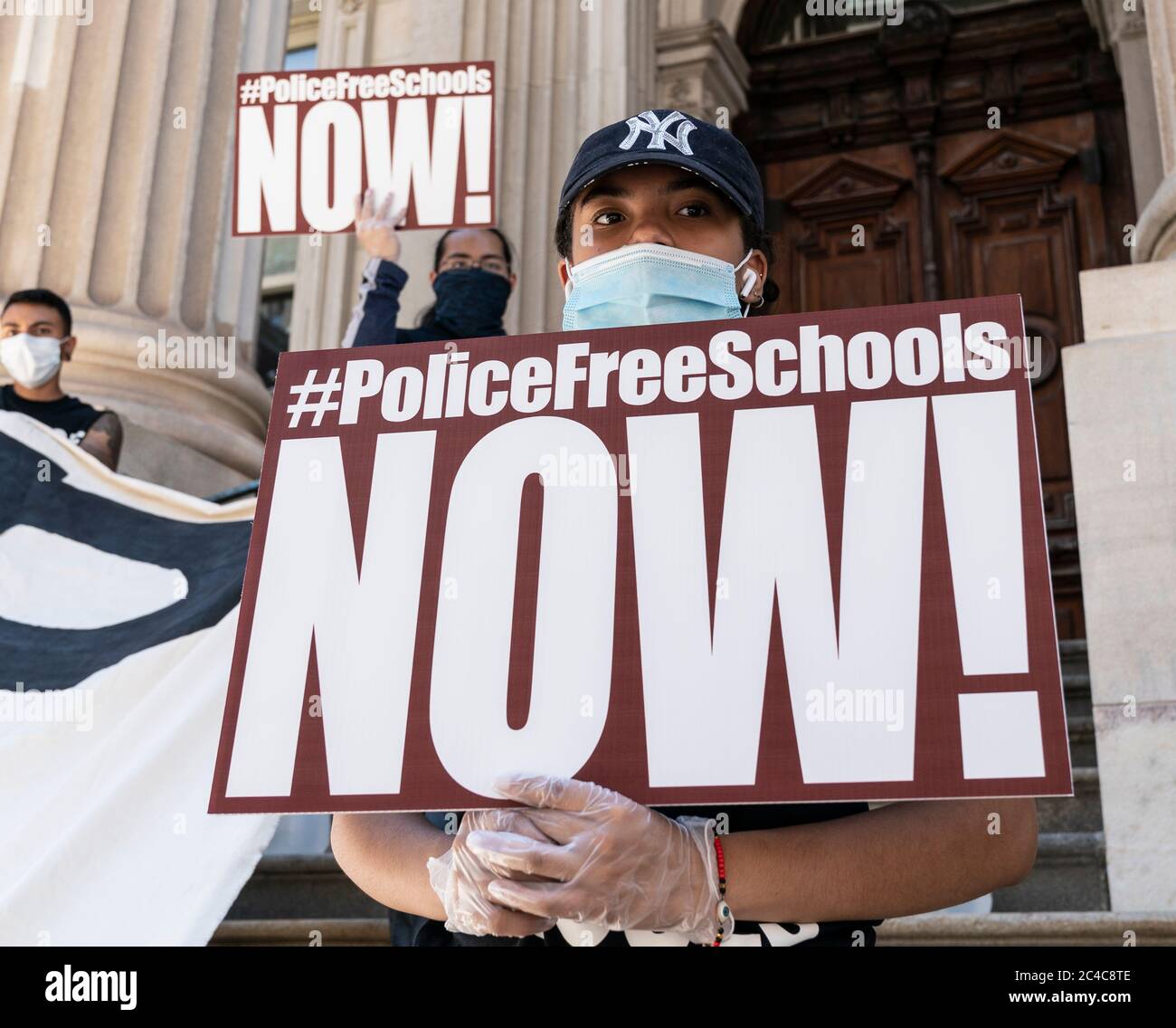 New York, NY - 25. Juni 2020: Demonstranten fordern die Entfernung von Polizeibeamten aus Schulen auf Stufen des Bildungsministeriums, bekannt als Tweed Courthouse Stockfoto