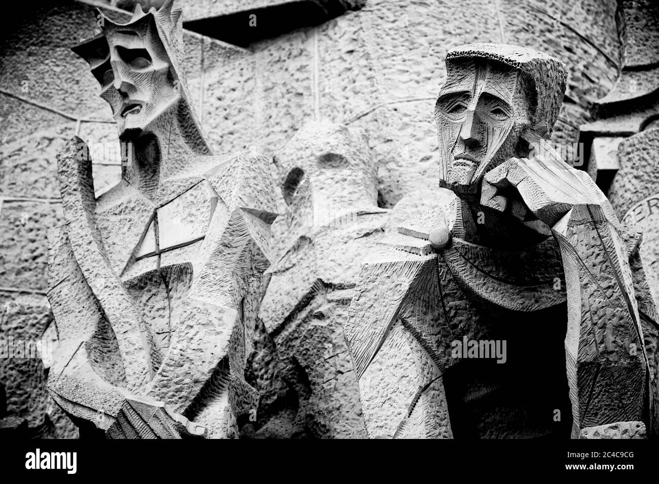 Das Äußere von Antoni Gaudis Sagrada Familia ist mit bemerkenswerten Skulpturen geschmückt, wie dieser traurige Mann und die Skelettfrau Stockfoto
