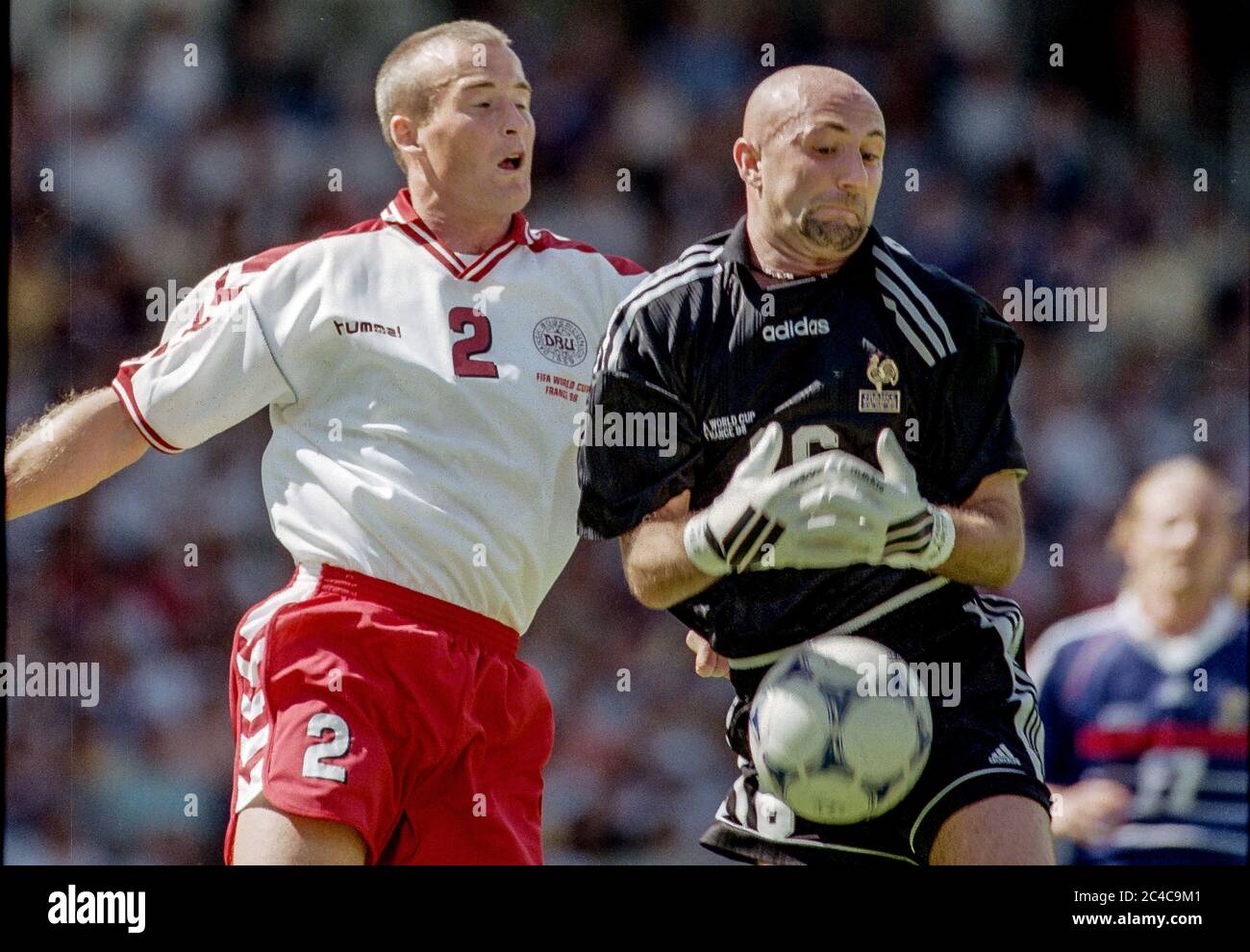 Michael SCHJONBERG von Dänemark fordert Fabien BARTHEZ von Frankreich bei einem Spiel bei der FIFA Fußball-Weltmeisterschaft 1998 heraus. Stockfoto