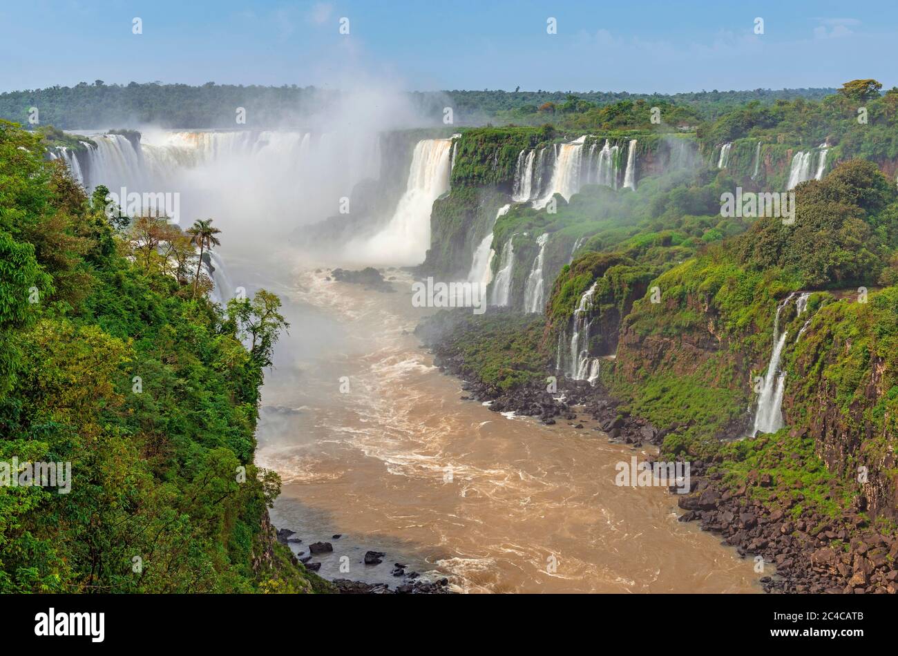 Luftlandschaftsansicht über die Iguazu Wasserfälle (Iguacu auf Portugiesisch) und den tropischen Regenwald, Brasilien. Stockfoto
