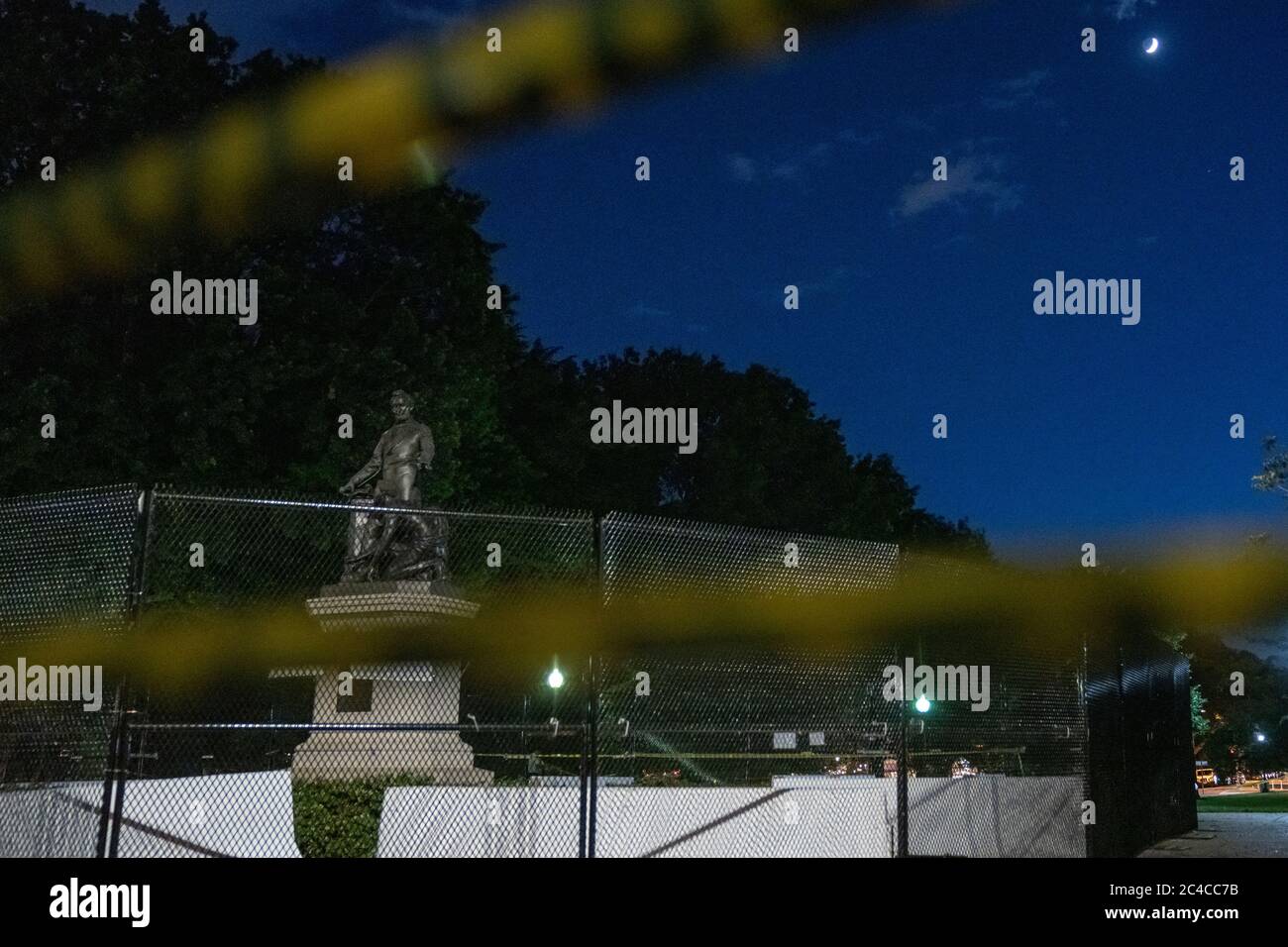 Washington, Usa. Juni 2020. Polizeischutzband und ein Zaun umschließen eine Statue von Präsident Abraham Lincoln, als sich Demonstranten am Donnerstag, den 25. Juni 2020, im Lincoln Park versammeln, um gegen die Statue zu demonstrieren, die sie als erniedrigend bezeichnen. Foto von Ken Cedeno/UPI Kredit: UPI/Alamy Live Nachrichten Stockfoto