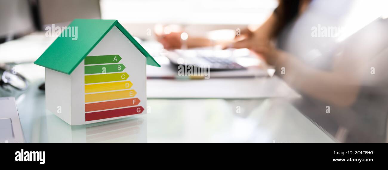 Hausenergieeffizienz-Audit. Geldrechnung Wird Berechnet Stockfoto