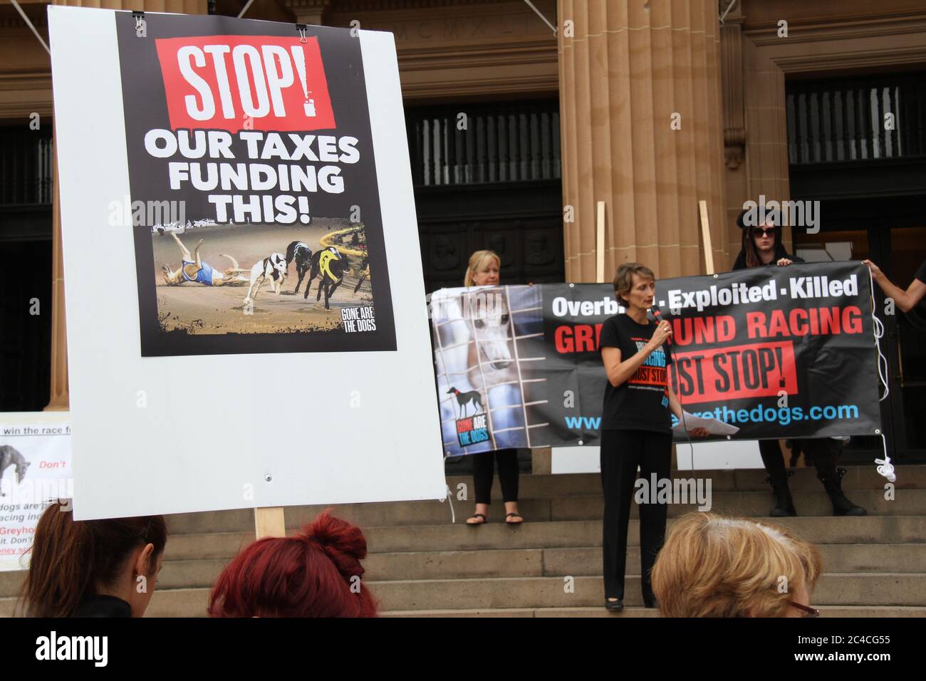 Die MC für die Kundgebung Clare Mann von Animal Effect und Communicate31 spricht vor der Staatsbibliothek mit den Greyhound-Renndemonstranten. Stockfoto