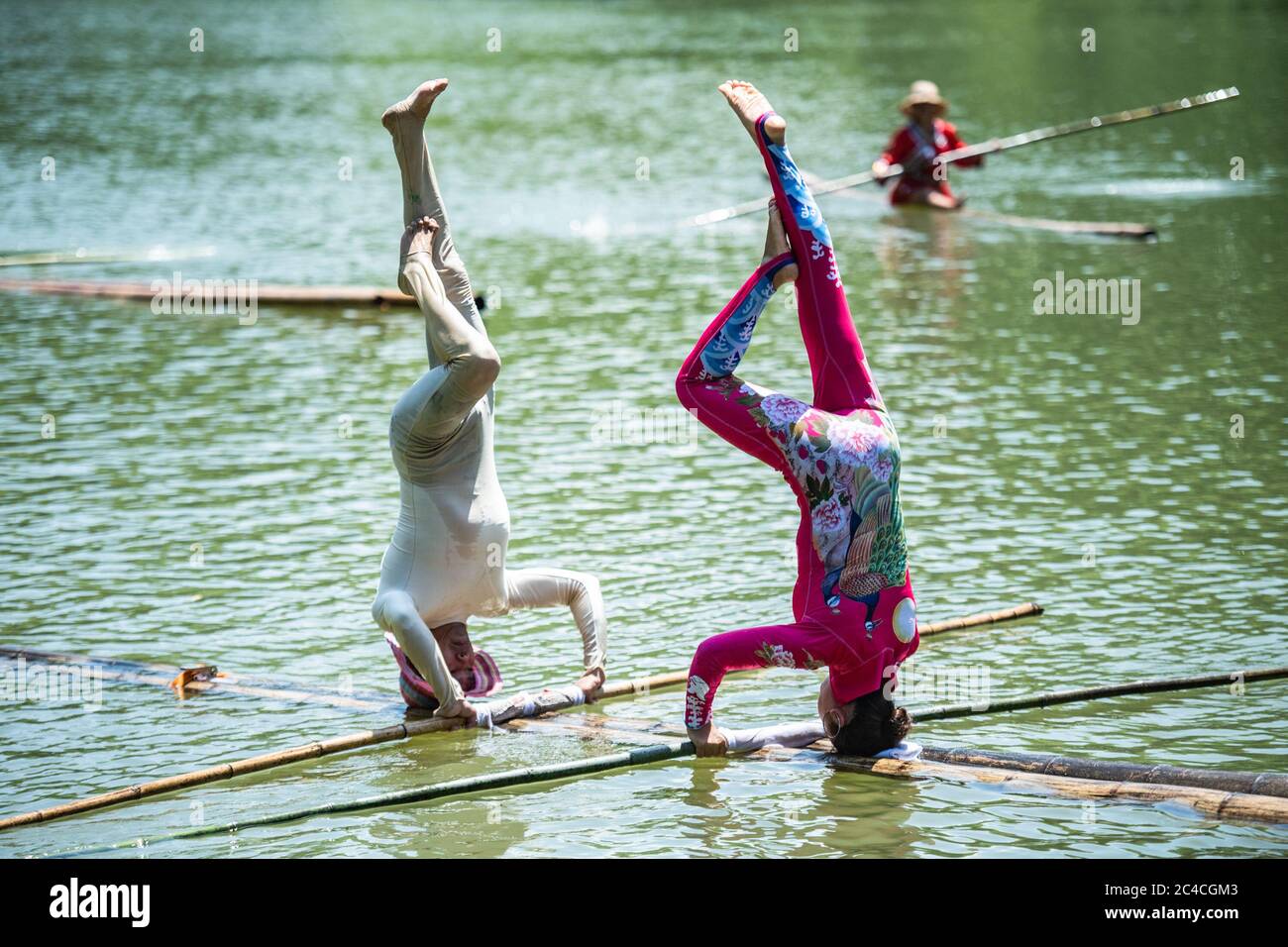 Peking, Chinas Provinz Guizhou. Juni 2020. Menschen treiben Bambus auf  Wasser in Chishui, sdwestlich der Provinz Guizhou, 25. Juni 2020. Einzelne  Bambus driften entstand in China Guizhou und erfordert eine Person zu