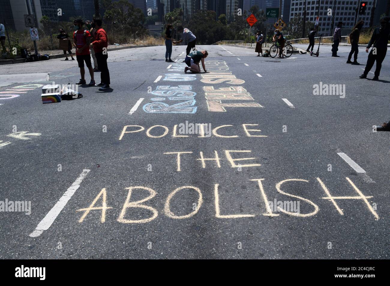 Los Angeles, Usa. Juni 2020. LOS AANGELES, USA. Juni 23 2020; Abschaffen die Polizei ist in Kreide an der Kreuzung von W. 4th St und S. Beaudry geschrieben während eines Protests, um die Definanzierung der Los Angeles Schulbezirkspolizei vor dem Schulrat Hauptsitz zu fordern Dienstag, 23. Juni 2020, in Los Angeles. ( (Foto von IOS/Espa-Images) Quelle: European Sports Photo Agency/Alamy Live News Stockfoto