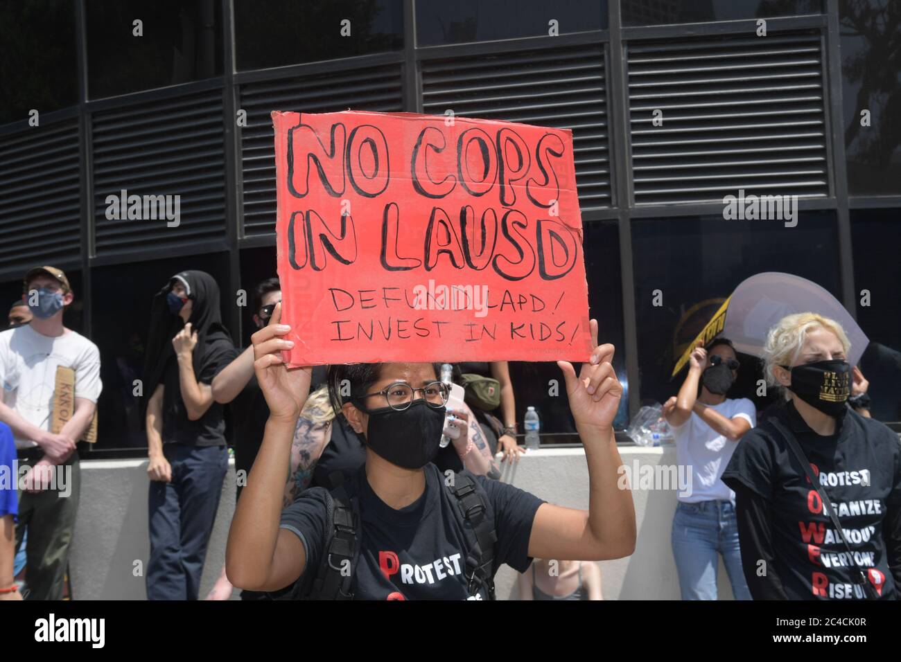 Los Angeles, Usa. Juni 2020. LOS AANGELES, USA. 23 2020. JUNI 23; Demonstranten halten während eines Protestes Zeichen, um die Definanzierung der Polizei des Schulbezirks von Los Angeles vor dem Schulvorstandssitz zu fordern Dienstag, 2020. Juni 2011 in Los Angeles. ( (Foto von IOS/Espa-Images) Quelle: European Sports Photo Agency/Alamy Live News Stockfoto