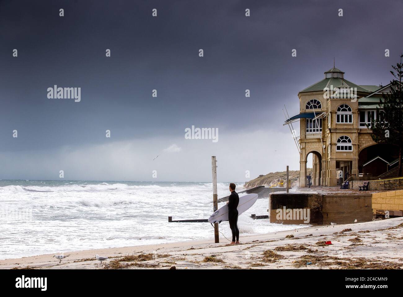 Stürme treffen Perth, als der ehemalige tropische Wirbelsturm Mangga wildes Wetter über Western Australia Cottelsloe Beach, Perth, Western Australia bietet: Allgemeine Ansicht von Indianas Tea House Cottesloe Beach, Perth, Western Australia wo: Perth, Australien Wann: 25 Mai 2020 Kredit: Emma Bryant/WENN.comEmma Bryant/WENN Stockfoto