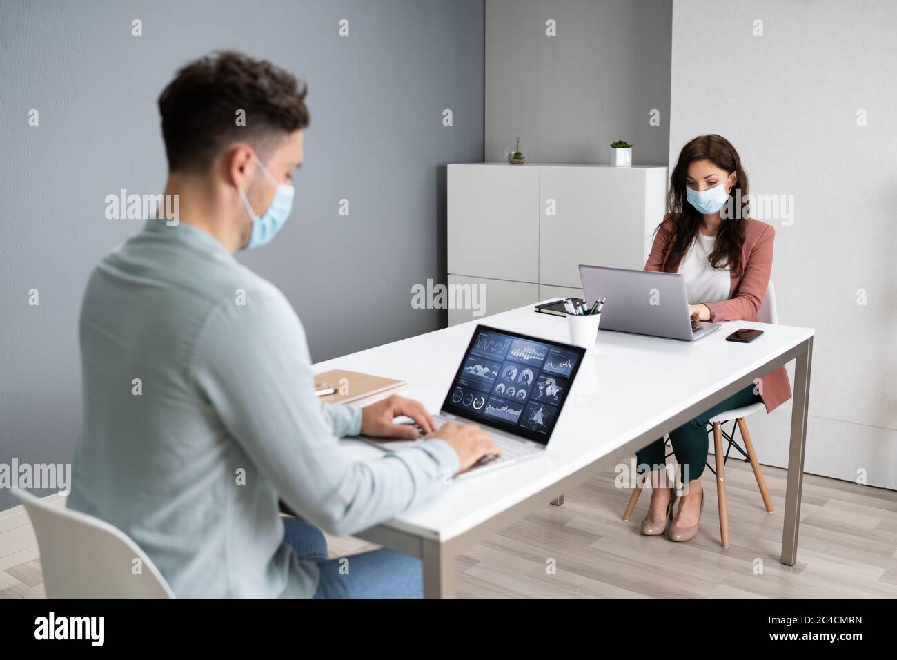 Meeting Mit Geschäftsmitarbeitern – Soziale Distanzierung Mit Gesichtsmaske Stockfoto