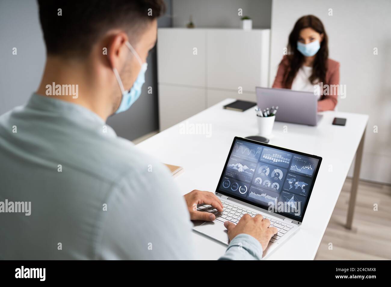 Meeting Mit Geschäftsmitarbeitern – Soziale Distanzierung Mit Gesichtsmaske Stockfoto