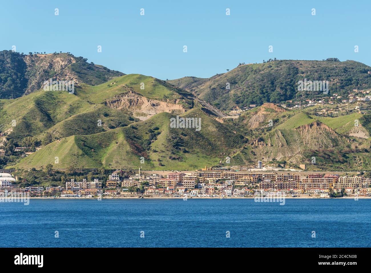 Die Straße von Messina verband Mittelmeer und Tyrrhenisches Meer und Sicilia Insel mit blauem Himmel und Küste als Hintergrund, Blick von Promenade Kai wa Stockfoto