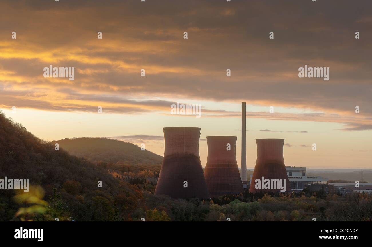 Das sind die Kühltürme bei Ironbridge in Shropshire. Dies ist ein paar Tage, bevor sie abgerissen wurden. Treffend in der Dämmerung geschossen, als sie indee waren Stockfoto