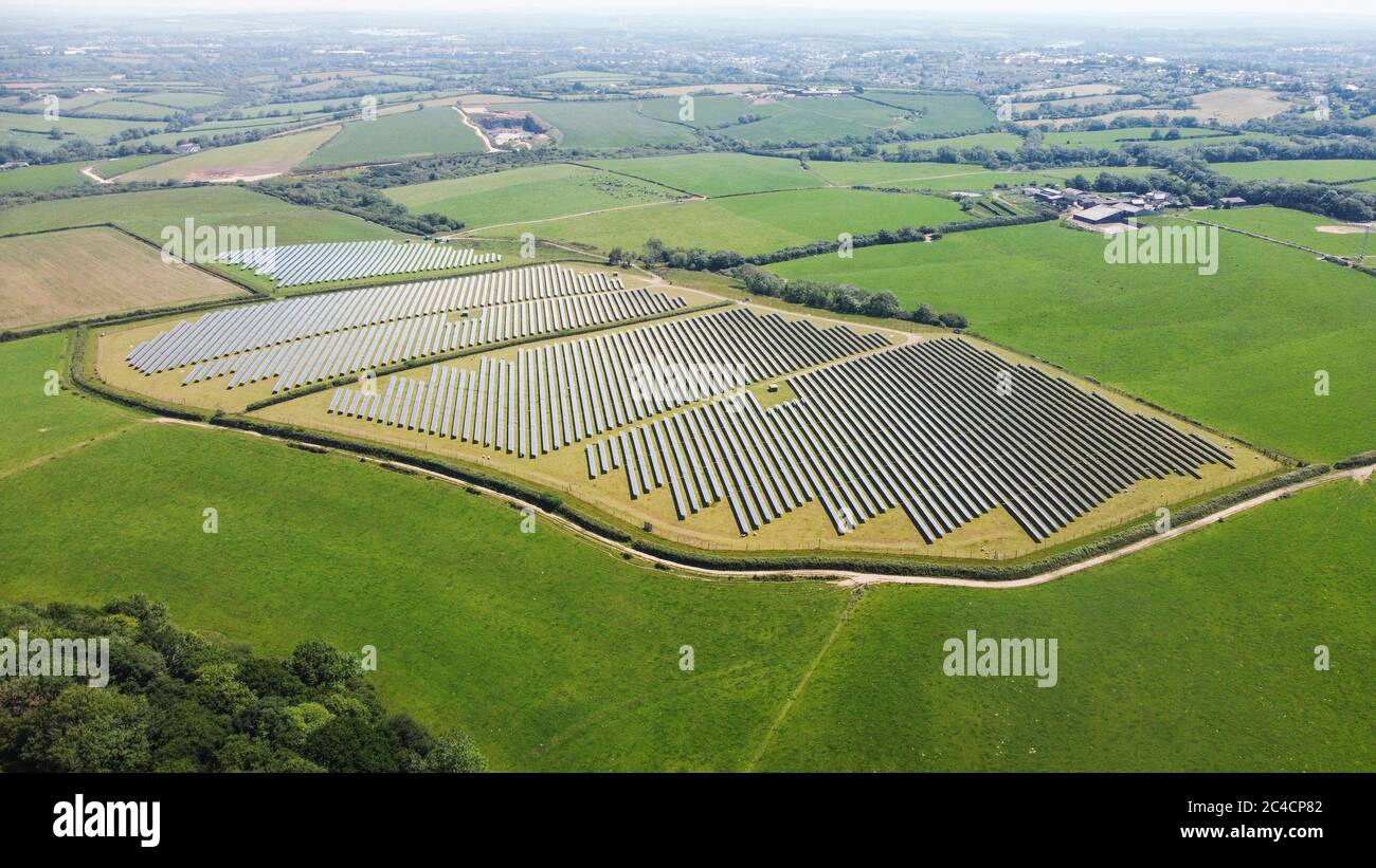 Ein Photovoltaikkraftwerk, Solarpark / Solarpark, Photovoltaikanlage (PV-Anlage) auf dem Bauernhof in der Nähe von Haverfordwest, Pembrokeshire Wales. GROSSBRITANNIEN Stockfoto
