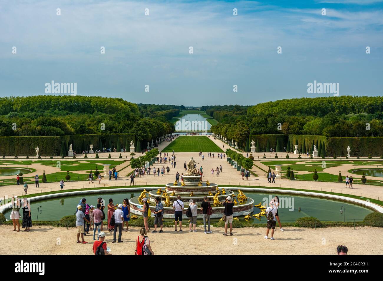 Versailles, Frankreich - 27. August 2019 : Touristen besuchen latona Brunnen und große Perspektive der Versailles Chateau Gärten. Stockfoto