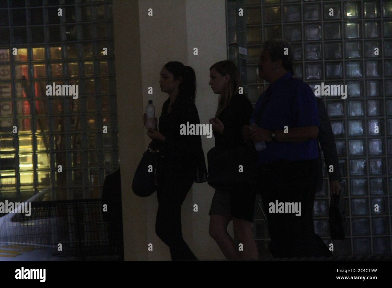 Russell Packer’s Partnerin Lara Wilcox geht nach der Mittagspause zurück in den Downing Center District. Stockfoto