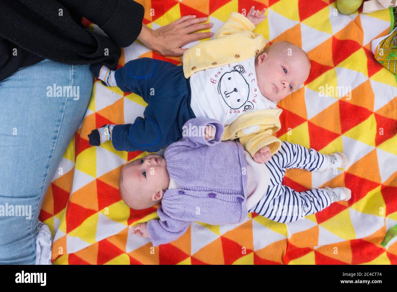 Baby Zwillinge Stockfotos Und Bilder Kaufen Alamy